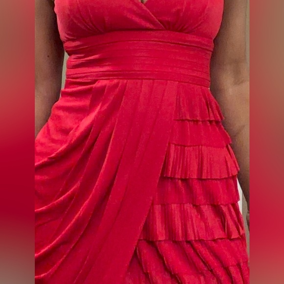 Elegant Red Sleeveless Dress - Picture 5 of 6